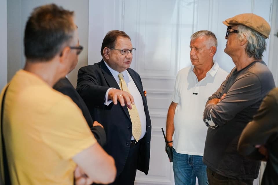     Mój dług - nie tylko Kwaśniewski wystąpi w filmie. Ryszard Kalisz na zdjęciach z planu